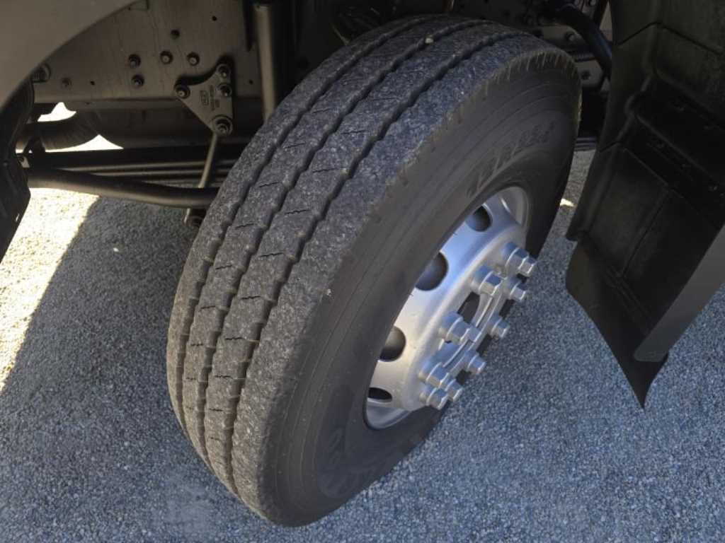 현대 트라고 16톤 암롤 2011년식 앞 타이어