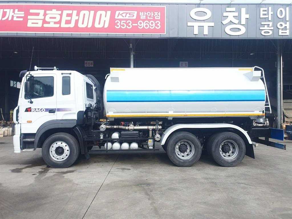 현대 트라고 21톤 살수차 2011년식 운전석 쪽 측면