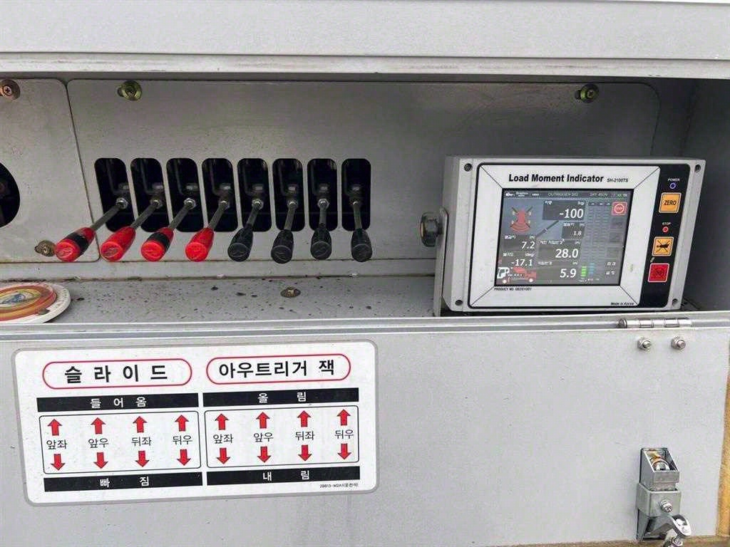 현대 파비스 5톤 고소작업차 2020년식 하부 조작 레버와 아우트리거 표