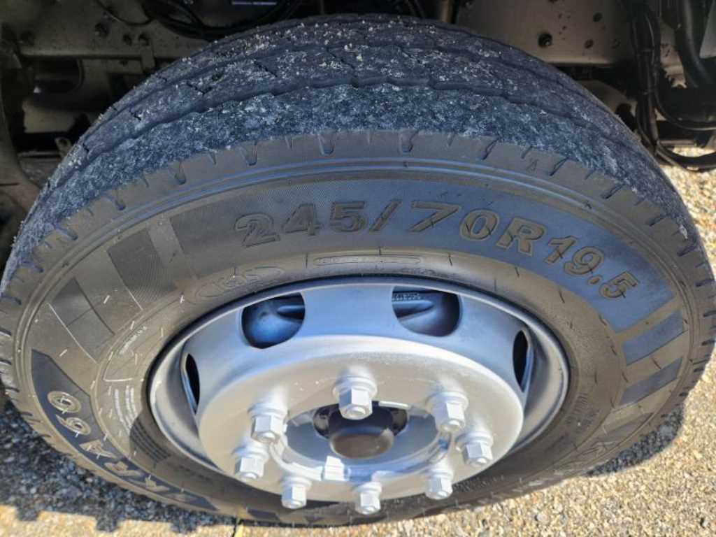 현대 파비스 5톤 암롤 2024년식 타이어 245/70R19.5