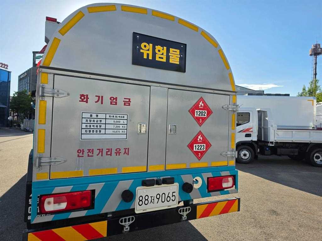 현대 파비스 5톤 탱크로리 2023년식 탱크 후면 위험물 표지판