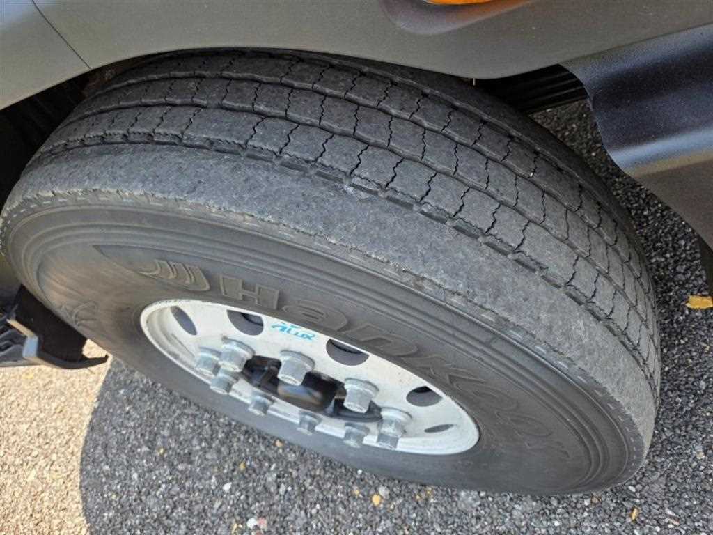 현대 파비스 8.5톤 윙바디 2020년식 앞 타이어