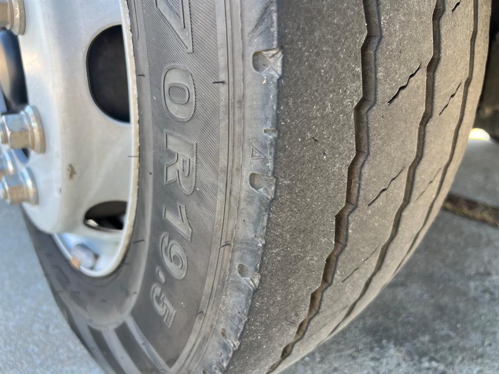 현대 5톤 압착진개차 2021년식 앞 타이어 갈라짐