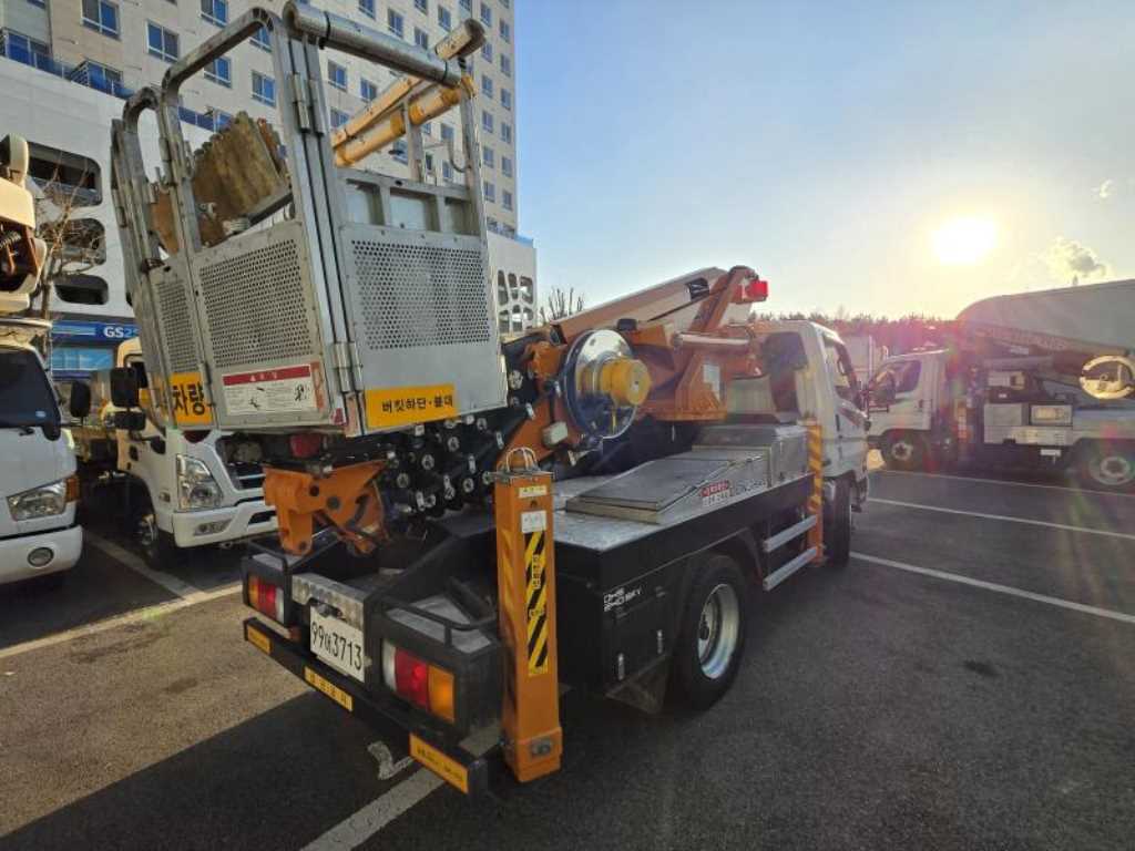 2.5톤 고소작업차 2019년식 사진 6
